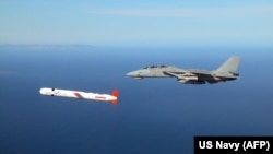 Tomahawk на фоне военного самолёта США.