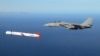 Ракета "Томахоук", ескортирана от американски изтребител F-14.