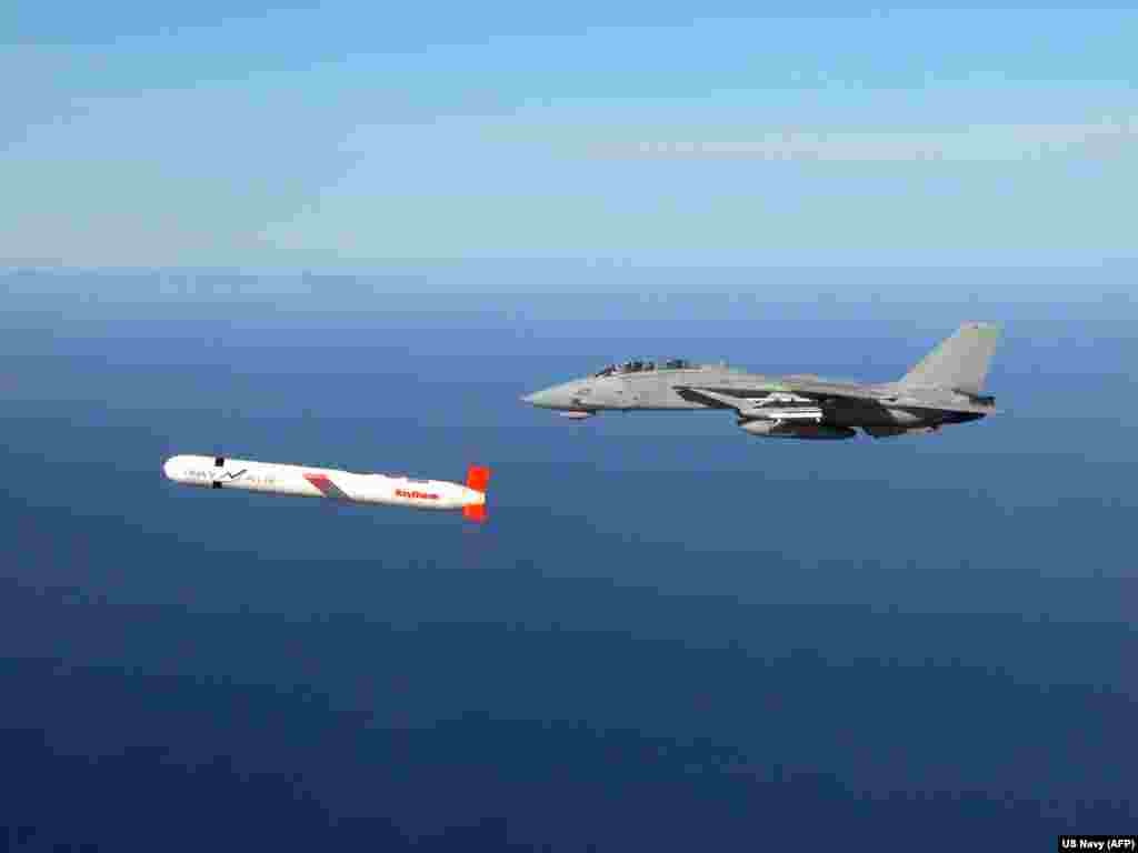 Киев неоднократно призывал предоставить ему доступ к американским ракетам большой дальности. В 2024 году президент Украины Владимир Зеленский дал понять, что Киев просил предоставить ему "Томагавки". Сообщалось, что представитель Белого дома в то время назвал эту просьбу "совершенно невыполнимой".На фото - "Томагавк" рядом с истребителем F-14 ВМС США над южной Калифорнией в 2002 году. 