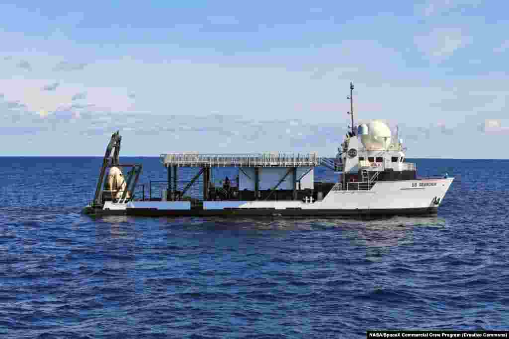 ... їх підберуть на катері. &nbsp; Капсула Dragon, яка після перегріву буде нагадувати підсмажений зефір, не буде повторно використовуватися для польоту людини в космос, але може знову використовуватися як вантажний корабель