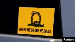 Stručnjaci kažu da je Kjuanon tokom pandemije naglo porastao, miješajući svoje antisemitske i krajnje desne stavove s teorijom da je korona virus zavjera.