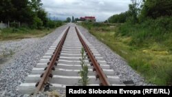Marjan Ristevski kaže da trenutno određeni teretni vozovi koji zahtevaju brz transport zaobilaze Makedoniju zbog loše infrastrukture (na fotografiji pruga kod Bitole)
