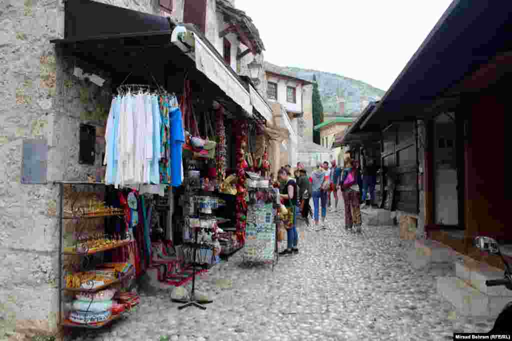 Turisták Mostar óvárosában. Márciusban 45 százalékkal több turista látogatott el az országba, mint tavaly ugyanebben az időszakban, a járvány első hulláma alatt.