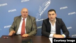 Брифинг Темура Надарая (слева) и Вадима Ехвая в АРСМИРА