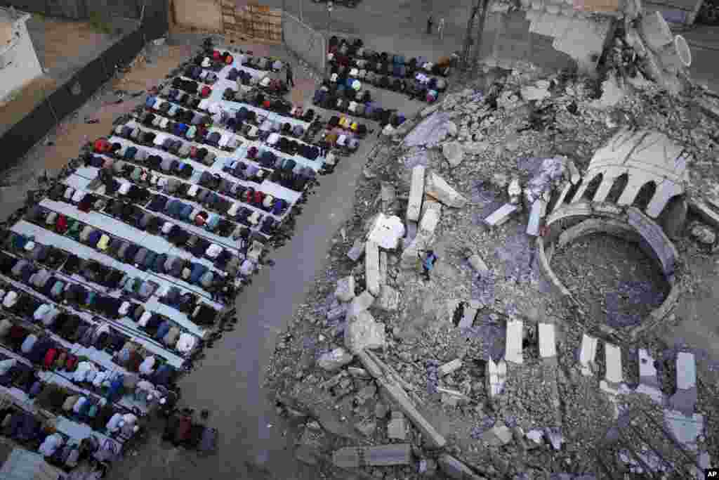 Намози иди сокинони шаҳри Дайр ал-Балаҳи Ғазза дар овори масҷиди тахрибшуда дар натиҷаи ҳамлаҳои Исроил. 6 июн, Ғазза