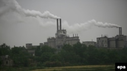 Gusti oblaci dima iz tvornice cementa u blizini Čangšua, Kina (fotoarhiv)
