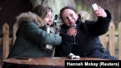 Cliente în Londra, la terasa cafenelei The Fox on the Hill, în momentul în care s-a anunțat renunțarea la obligativitatea portului măștilor, 12 aprilie, 2021. 