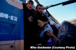 1993 წლის ოქტომბერი: მოხუცი ქალი ცდილობს ხალხით სავსე ვერტმფრენში ასვლას.