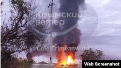После атаки на поселок Гвардейское возник пожар на расположенной в поселке нефтебазе, сообщал телеграм-канал «Крымский ветер»