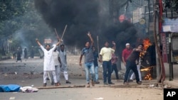 Scene haotice în Bangladesh, unde continuă protestele studențești. 