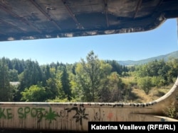 Гледката от една от множеството тераси на сградата