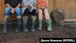 Трима души в гумени ботуши досега са изравяли тинята, превзела дворовете и къщите им. Снимката е от 15 юли 2021 г.