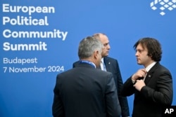 Premierul Georgiei, Irakli Kobakhidze (dreapta) sosește la Summitul Comunității Politice Europene (CPE) la Arena Puskas de la Budapesta, pe 7 noiembrie 2024.