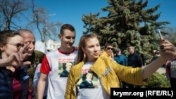 Дети российского мэра Евпатории Андрея Филонова Александр и Дарья на пробежке. Евпатория, 6 апреля, 2019 года