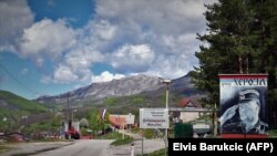 Mural koji prikazuje ratnog šefa bosanskih Srba Ratka Mladića uz poruku "Grad heroja" pored glavne ceste koja vodi u grad Kalinovik, 22. maja 2021.