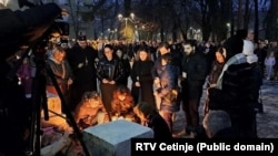 Građani pale svijeće ispred Lovćenske vile