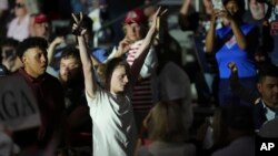 La miting a avut loc un incident: un protestatar exprimându-și dezacordul cu Trump a fost înlăturat din sala de sport și expoziții a universității Macomb County Community College, unde vorbea președintele.