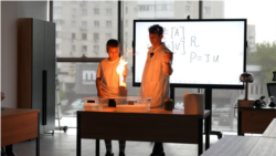 (Video) „E mult mai interesant decât la școală”. Fizica, explicată copiilor prin experimente, la o tabără de zi