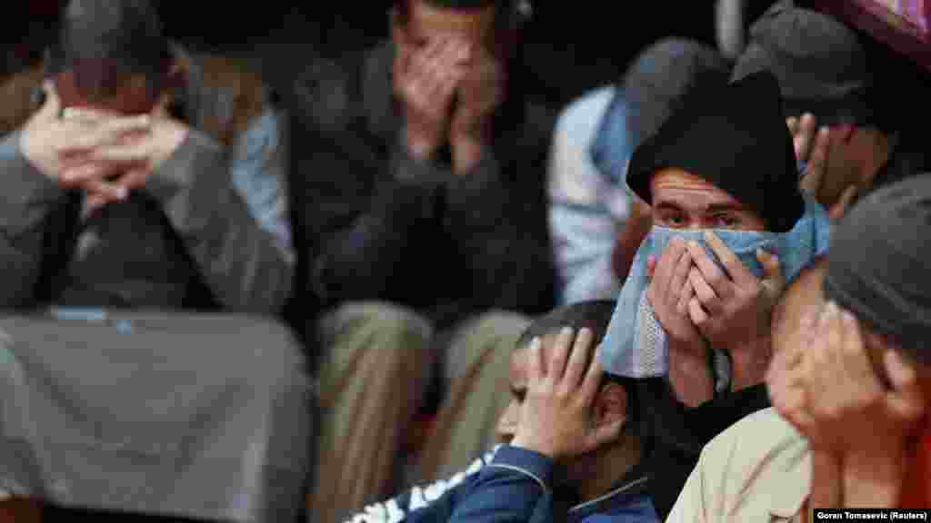 Zatvorenici iz Iraka i Sirije sjede u zatvorskoj ćeliji u gradu Hasaka, 11. siječnja 2020.&nbsp; Neki kažu da su bili borci, drugi tvrde da su bili primorani raditi za &quot;Islamsku državu&quot; nakon što je ova militantna organizacija osvojila teritorije širom Sirije i Iraka. &quot;Radio sam (za &#39;Islamsku državu&#39;) kao civil&quot;, kaže Abdurrahman Mustafa al-Jomaa, 32-godišnji Sirijac iz Rake. &quot;Služim dvogodišnju kaznu zatvora. Oženjen sam i imam dvoje djece. Moja obitelj je u Raki. Posjećuju me.&quot;