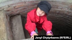 Сколько ступенек тут! Маленкая путешественница пришла посмотреть на башню.