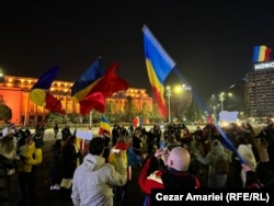 Duminică, 12 ianuarie 2025 - circa 200 de oameni mai protestau la ora 22:00 în Piața Victoriei din București.