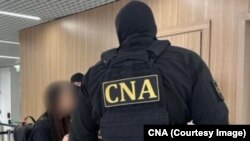 Кадр оперативной съемки с задержания Евгении Гуцул в аэропорту Кишинева.