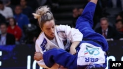 Xhudistja kosovare Distria Krasniqi (majtas) duke garuar kundër britanikes Chelsie Giles gjatë finales së Grand Slamit të Parisit, ku e fitoi medaljen e artë në kategorinë 52 kilogramë, 2 shkurt 2024.