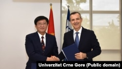 Sekretar Partijskog komiteta Nacionalnog superračunarskog centra Yuli Wang i rektor Univerziteta Crne Gore Vladimir Božović, jul 2025. 