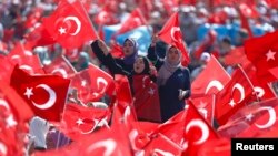 Mlade Turkinje na protestu podrške predsedniku Erdoganu u Istanbulu 7. avgusta 2016.