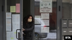 Хората, които са останали без работа, трябва да се регистрират в агенцията по заетостта, за да получават обезщетение