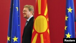 Еврокомесарот за проширување Штефан Филе. 