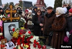 Părinții și soacra lui Alexai Navalnîi au fost cei mai apropiați de mormântul opozantului Kremlinului. Însă sute de alți ruși și-au făcut curaj să depună flori sau lumânări.