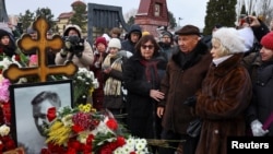 U prvom planu: Ljudmila i Anatolij Navaljni, roditelji pokojnog opozicionara, i Ala Abrosimova, majka Julije Navaljnaje, njegove supruge, na grobu.