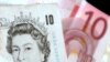Банкноти номіналом десять фунтів стерлінгів та 10 євро