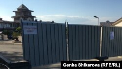 Охрана не позволява преминаването зад тази ограда и достигането до брега