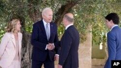 De la stânga la dreapta: Giorgia Meloni, Joe Biden, Olaf Scholz, Justin Trudeau la summitul G7 din Italia, unde se discută căi de ajutorare a Ucrainei invadate de ruși. 