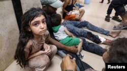 Palestinienii răniți primesc îngrijiri la Spitalul Martirilor Al-Aqsa din Deir al-Balah.