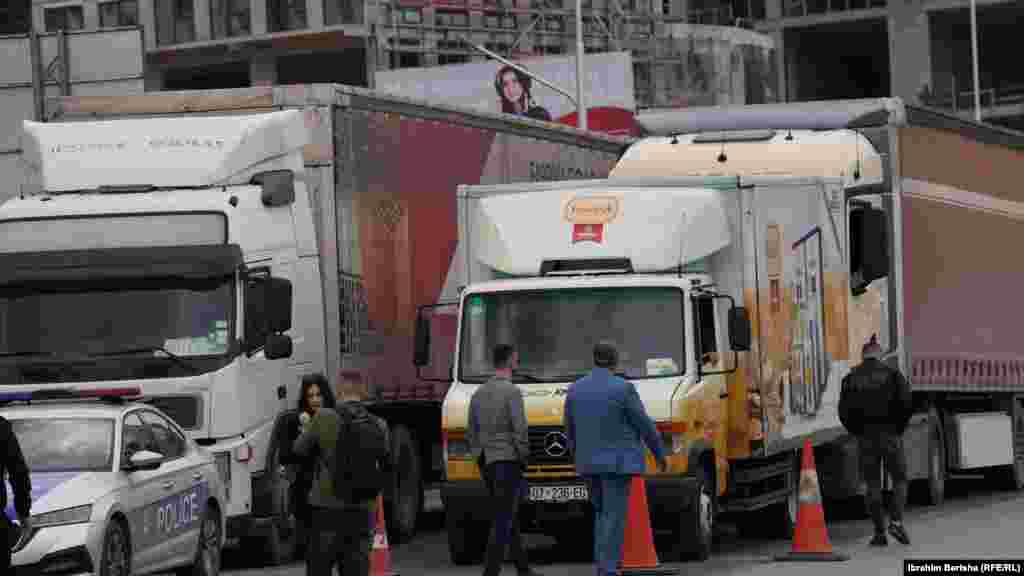 Vendimi i Zyrës së Rregullatorit për Energji (ZRRE) për liberalizimin e tregut të energjisë do të hyjë në fuqi më 1 qershor. Vendimi nënkupton se të gjitha bizneset e mëdha nuk do të furnizohen më me energji përmes tarifave të rregulluara, por duhet të gjejnë vetë furnizuesin e tyre në tregun e lirë.