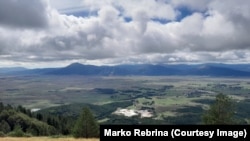 Planinarska udruga "Stožer" iz Kupresa i poljoprivredna udruga "Attivo" uputili su Federalnom ministarstvu okoliša dopis sa primjedbama na studiju uticaja na okoliš za projekat izgradnje fabrike za proizvodnju magnezija.