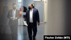 Orbán Viktor miniszterelnök és Havasi Bertalan, a Miniszterelnöki Sajtóiroda vezetője érkezik a Kossuth Rádióba, Orbán rendszeres, péntek reggeli közrádiós tájékoztatására. 2021. március 5.