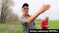 Местный житель Николай рассказывает, что раньше в реке можно было ловить рыбу, сейчас нет даже чебачков.