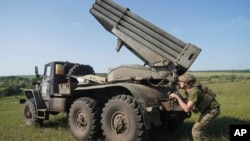 Украински војник се подготвува да испали ракетен фрлач кон руските позиции на фронтовската линија во Донецката област, Украина, 3 јуни 2025 година.