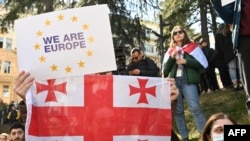 „Suntem Europa”, spun protestatarii din Georgia de ani întregi, în timp ce guvernanții lor aleg să imite legile Rusiei. Tbilisi, martie 2023.