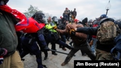 Sukob policijskih snaga i nasilnih Trampovih pristalica, Kapitol hil, 6. januar 2021.