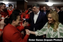 Gabriela Firea poartă o ie românească în timpul unei conferințe organizate de PSD în 2024.