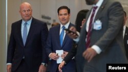 Американскиот државен секретар Марко Рубио, со амбасадорот на Соединетите Американски Држави во НАТО Метју Витакер пристигнуваат во седиштето на НАТО во Брисел, Белгија, 3 април 2025 година.