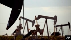 Doar în 2022, anul în care a izbucnit războiul din Ucraina, giganții petrolieri au împărțit dividende și răscumpărat acțiuni de peste 100 de miliarde de dolari.
