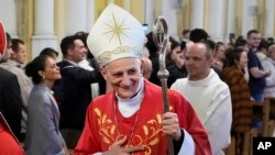 Cardinalul Matteo Zuppi, șeful CEI (Conferința Episcopilor Italieni), îi întâmpină pe enoriași după ce a celebrat Liturghia la Catedrala Neprihănitei Concepții din Moscova, pe 29 iunie 2023.
