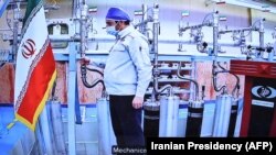 Snimak mašine u iranskoj fabrici za obogaćivanje uranijuma Natanz, prikazan tokom ceremonije koju je predvodio predsednik zemlje povodom iranskog Nacionalnog dana nuklearne tehnologije, u Teheranu, 10. aprila 2021.