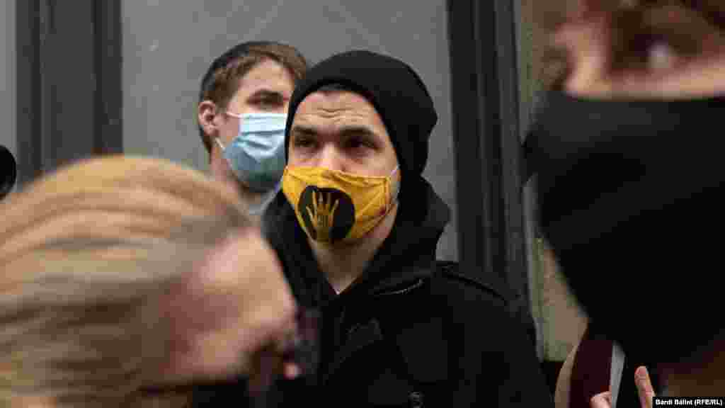 Tüntető az SZFE-demonstráción az Innovációs és Technológiai Minisztérium épülete előtt 2020. október 19-én.